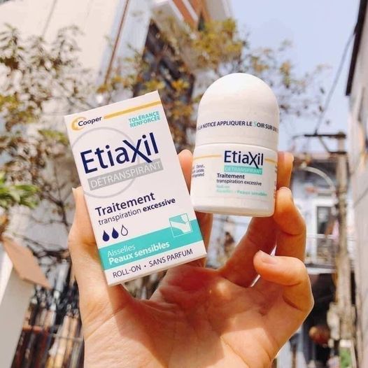 Lăn khử mùi Etiaxil Traitement Bille Peaux Sensibles 15ml (màu xanh)