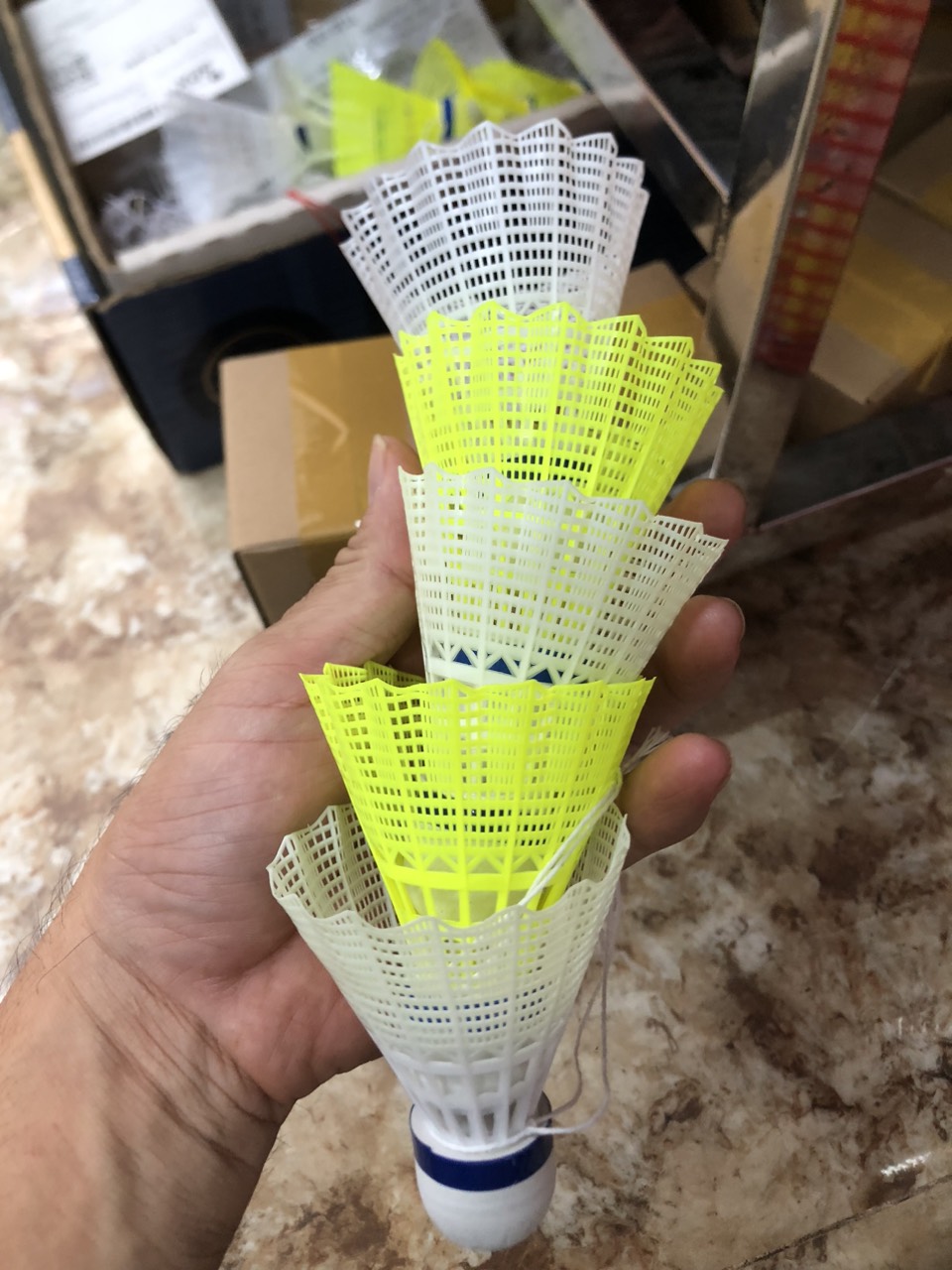 Tập Cầu lông Tại nhà ( 1 cầu + 5 dây + 5 móc dán trần) Trái cầu bay Ngược