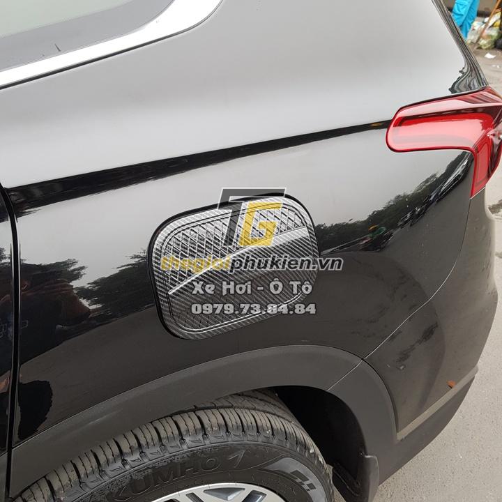 Ốp nắp đậy bình xăng Hyundai Santafe 2019-2021 vân Carbon