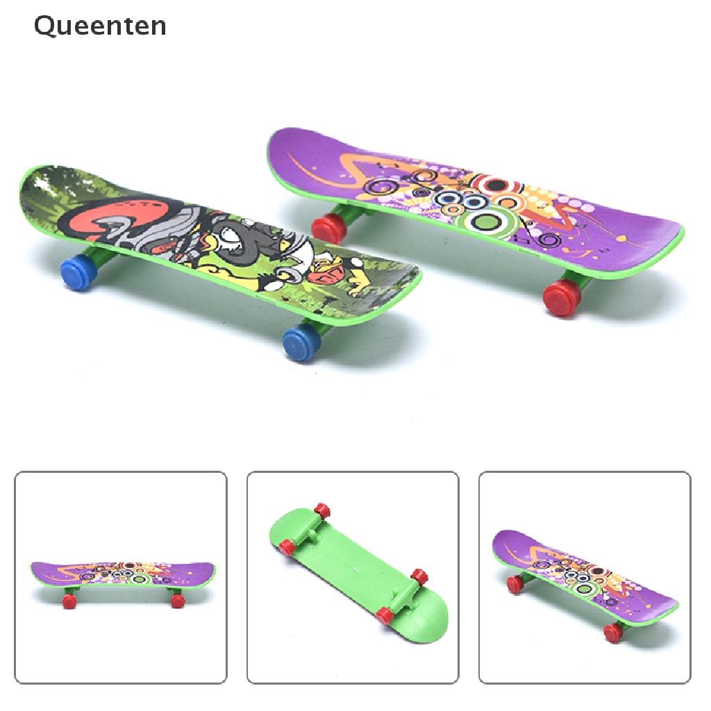 Queenten 1x Mini Finger Skateboard Plastic Finger Skate Scooter Boys Mini Skateboard Toy QT