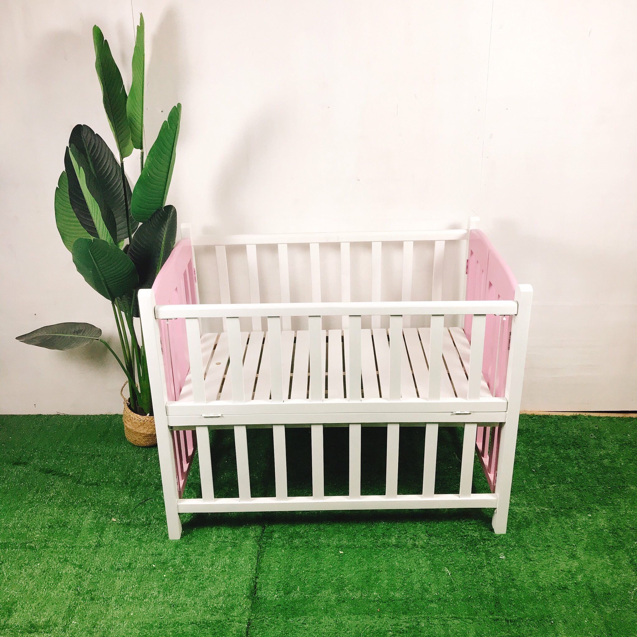 Giường cũi Gỗ Quế Màu Trắng Hồng Cho Bé Kích Thước Chịu Tải Tới 60kg Dùng Cho Bé Tới 4 Tuổi Tặng Bánh Xe