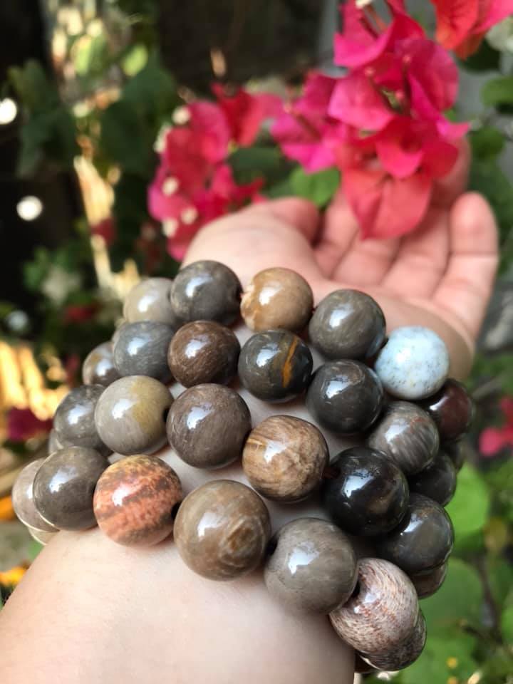 Vòng Gỗ Hóa Thạch Màu Vân Tự Nhiên Bóng Đẹp Nam Đeo size 13mm Màu Trắng Nâu Sáng Bóng Vàng Nhẹ Nam đeo vào tay đẹp sang tốt rẻ nữa ạ