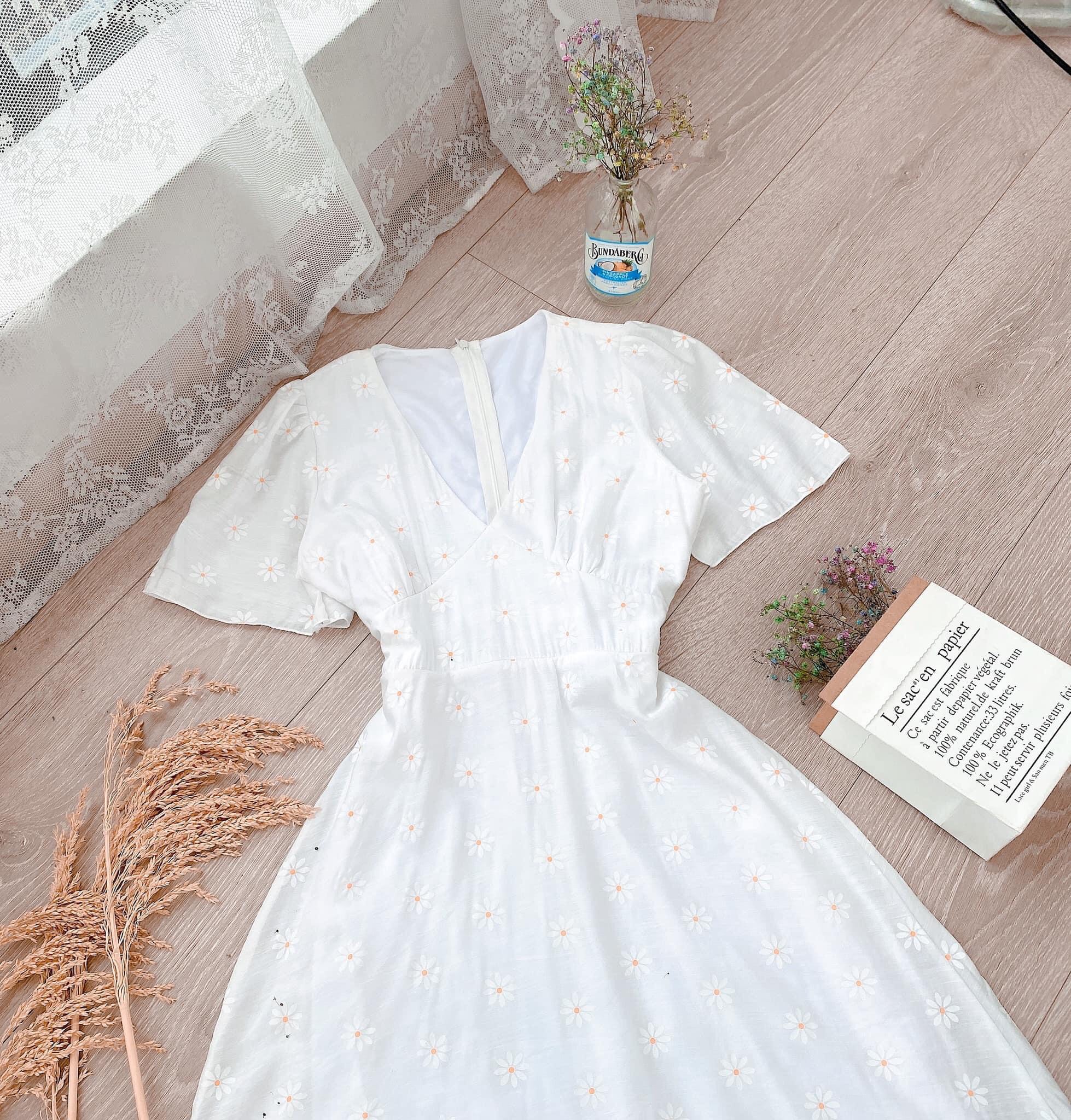 Đầm Xòe Cổ V Hoa Cúc Tay Cánh Tiên