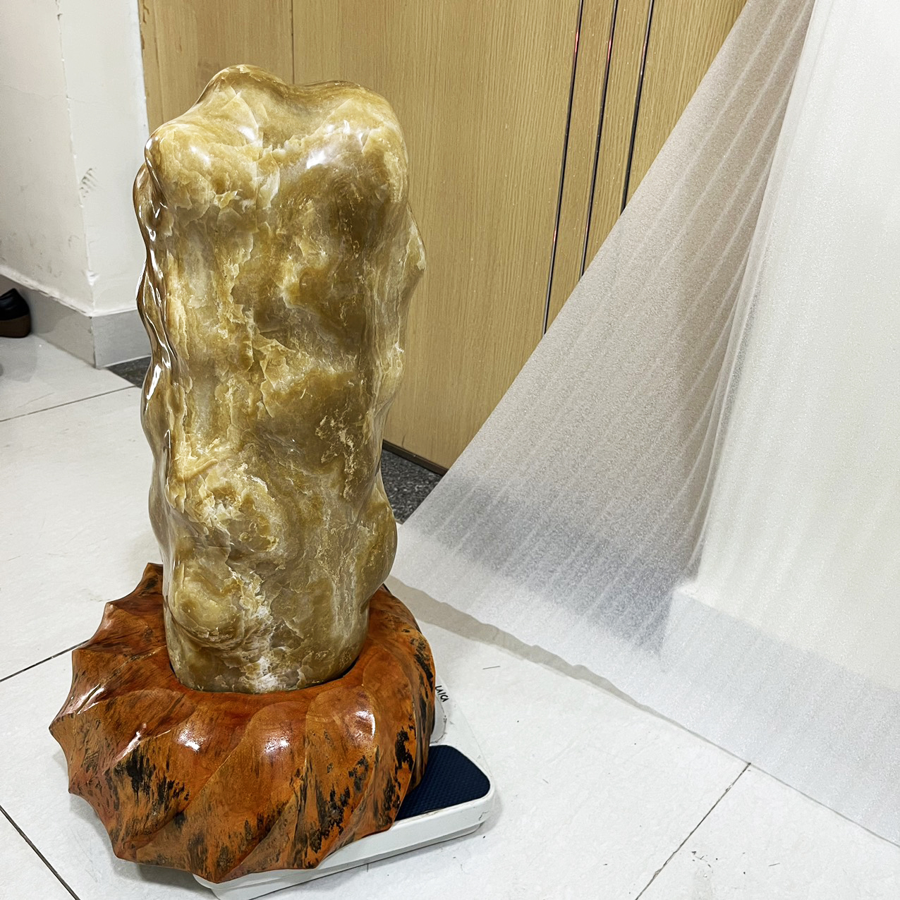 Trụ đá, cây đá phong thủy tự nhiên màu vàng nâu cao hơn 55 cm, nặng hơn 35 kg cho mệnh Kim và thổ đá canxite