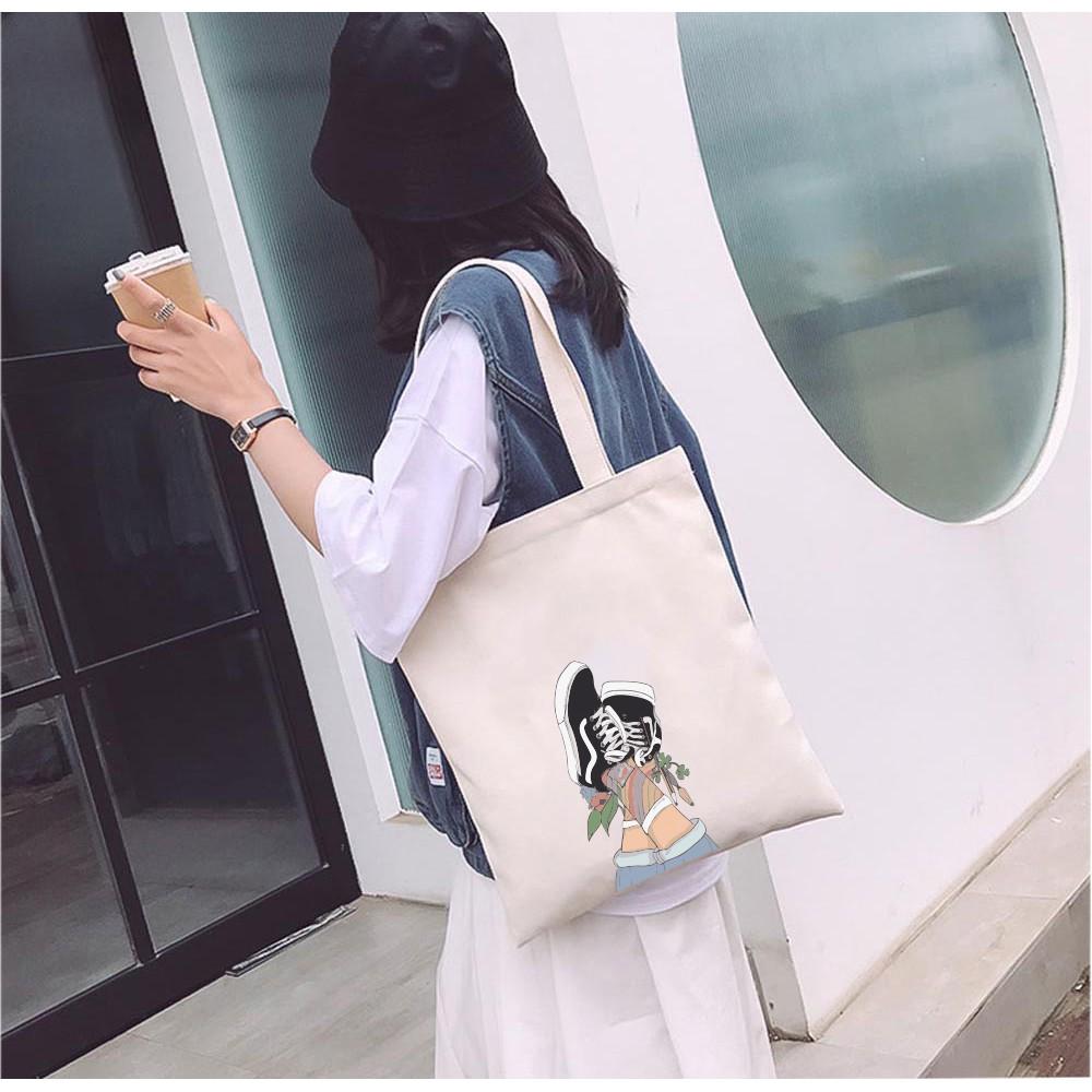 Túi Tote Vải Mộc Ginko kiểu basic có dây kéo khóa miệng túi đựng vừa laptop 14 inch và nhiều đồ dùng khác In Hình Giày M45