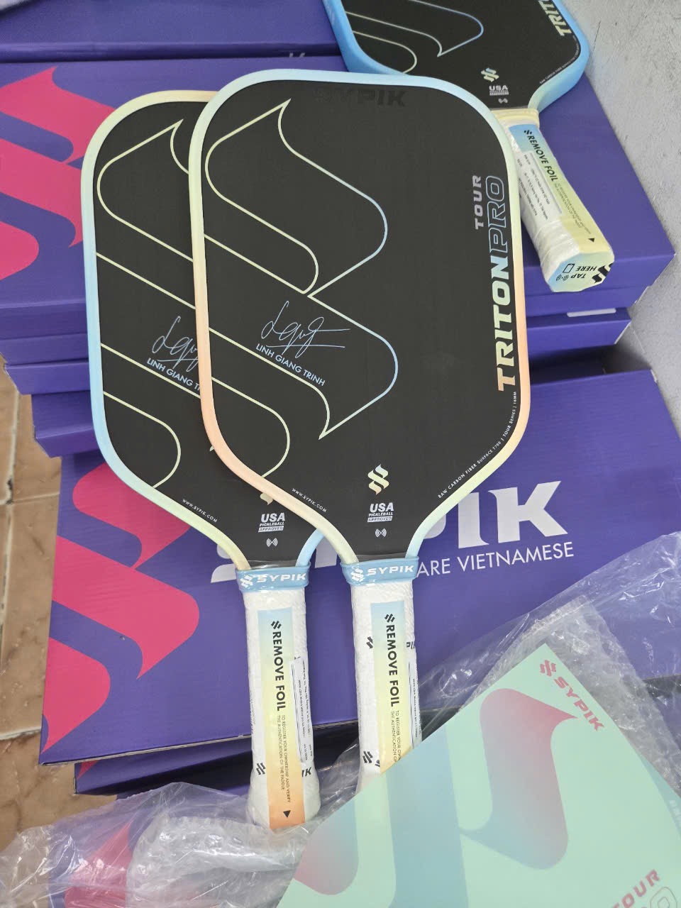 ￼Vợt Pickleball Sypik Triton Pro Sport Thể Thao Thể Dục Tennis Bóng - Màu Xanh Biển và Hồng Phấn - Cacbon, Cán Vợt, Banh
