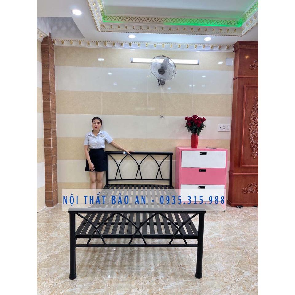 Giường sắt mỹ nghệ đan chéo nhiều kích thước, tháo lắp dễ dàng