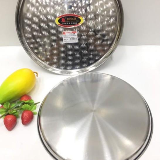 Mâm inox tròn 304 hình tròn phù hợp để bưng bê, bề mặt khay có họa tiết - có đủ size dễ lựa chọn.