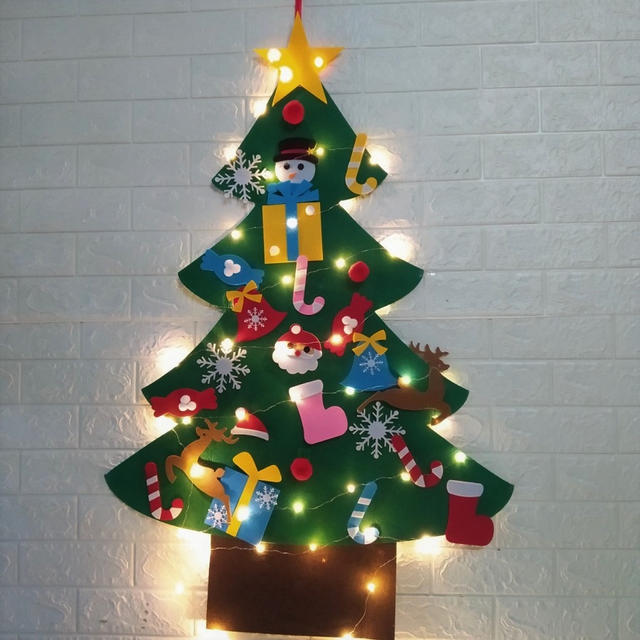 Cây thông Noel mẫu mới bằng vải dạ 3D thiết kế treo tường kèm các sticker dính lên cây trang trí tùy ý, dễ dàng giặt sạch tái sử dụng được nhiều năm