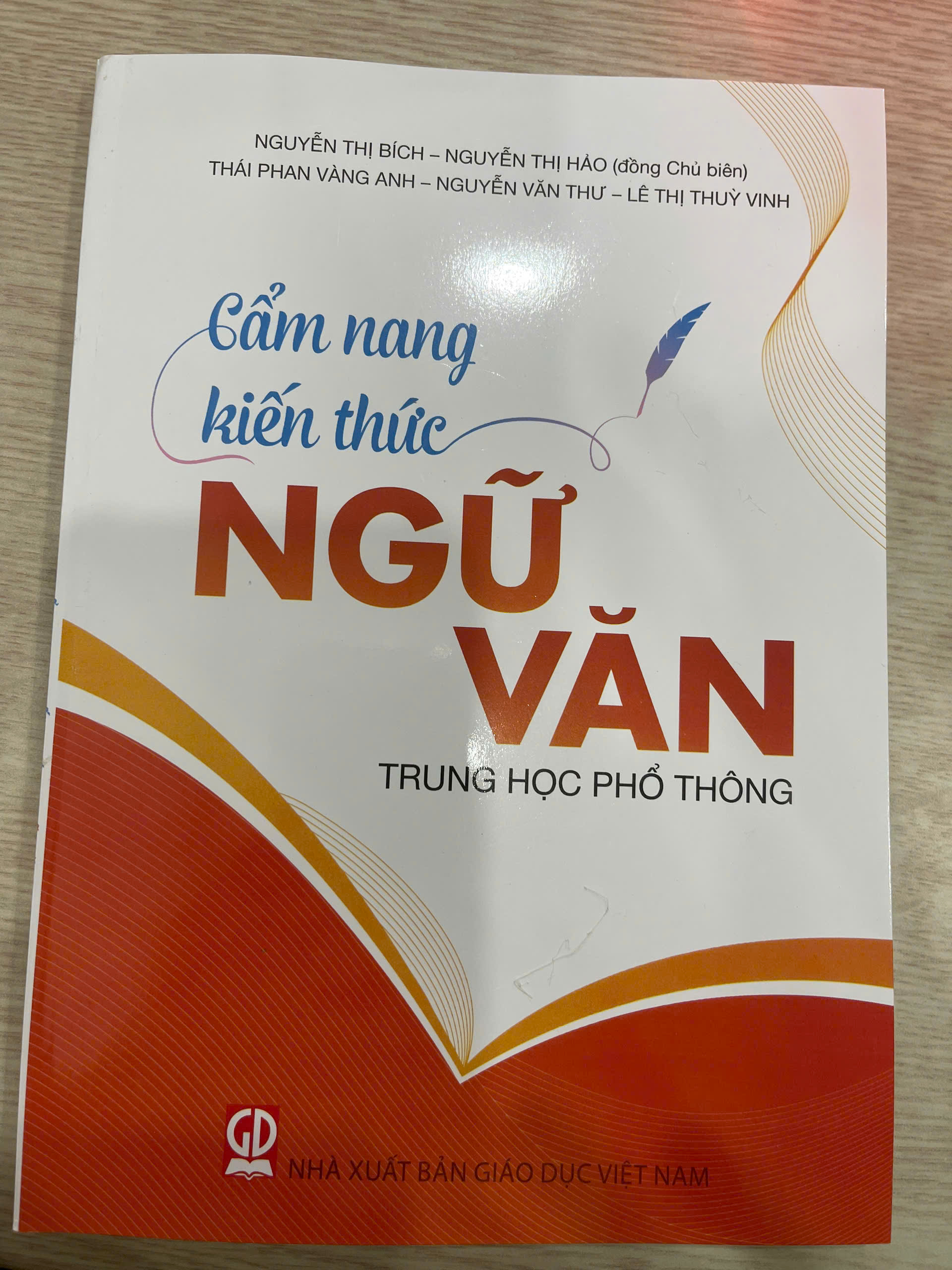 Sách - Cẩm Nang Kiến Thức Ngữ Văn Trung Học Phổ Thông