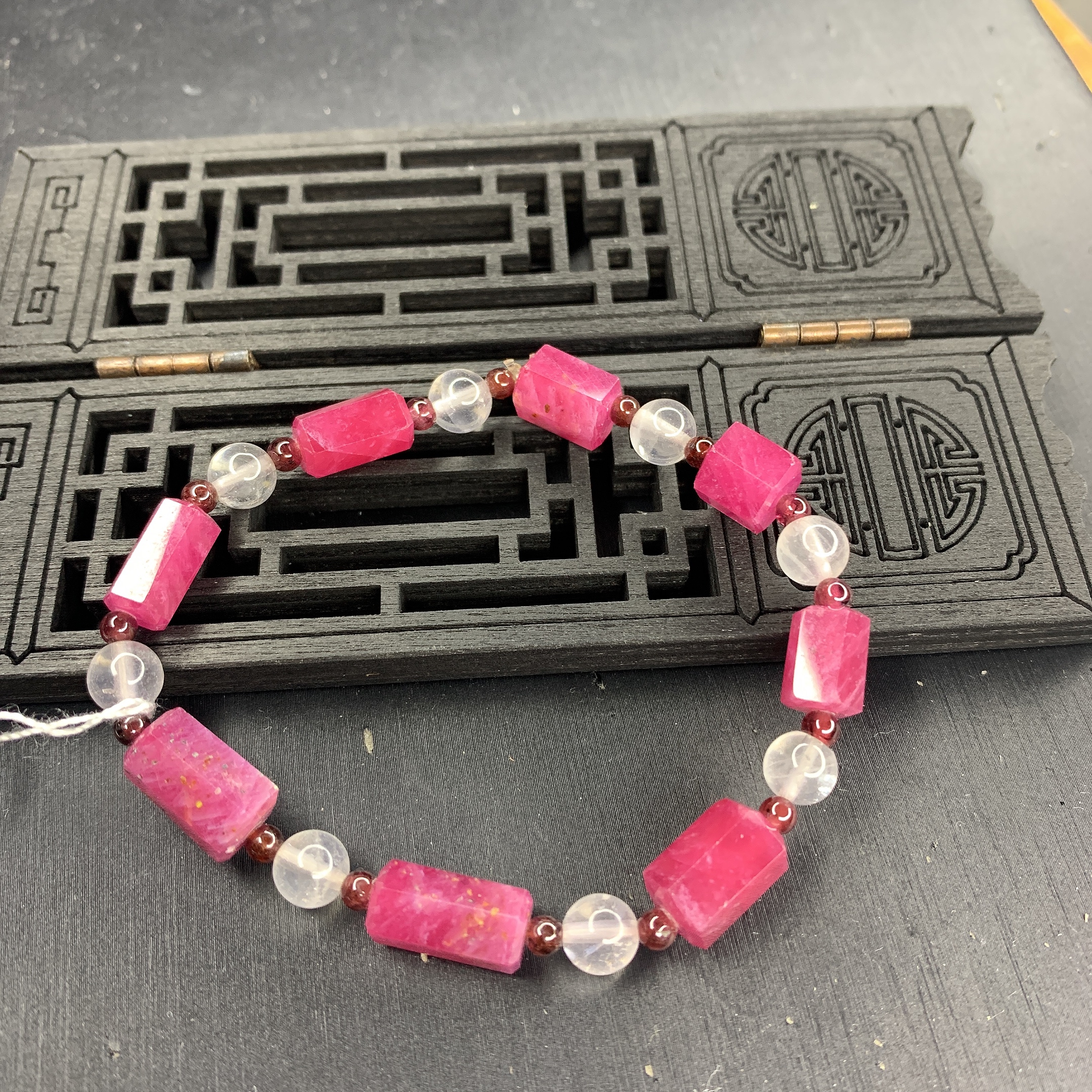 Chuỗi đá phong thủy Ruby kết hợp thạch anh hồng và ngọc hồng lựu