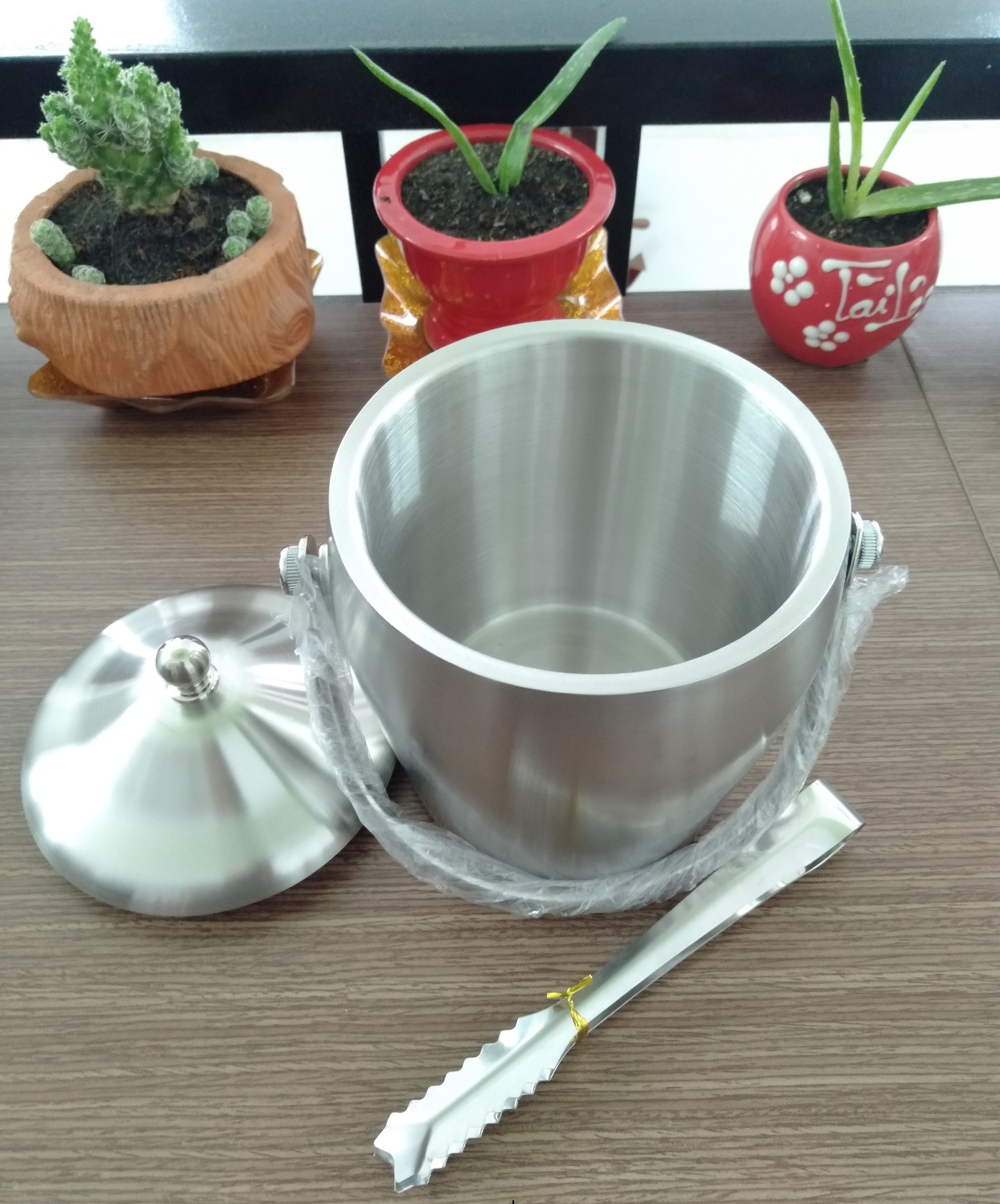 Xô inox 2 lớp giữ nhiệt có nắp dùng đựng đá, ướp lạnh trong nhà hàng quán ăn . Dung tích 2L và 1.2L