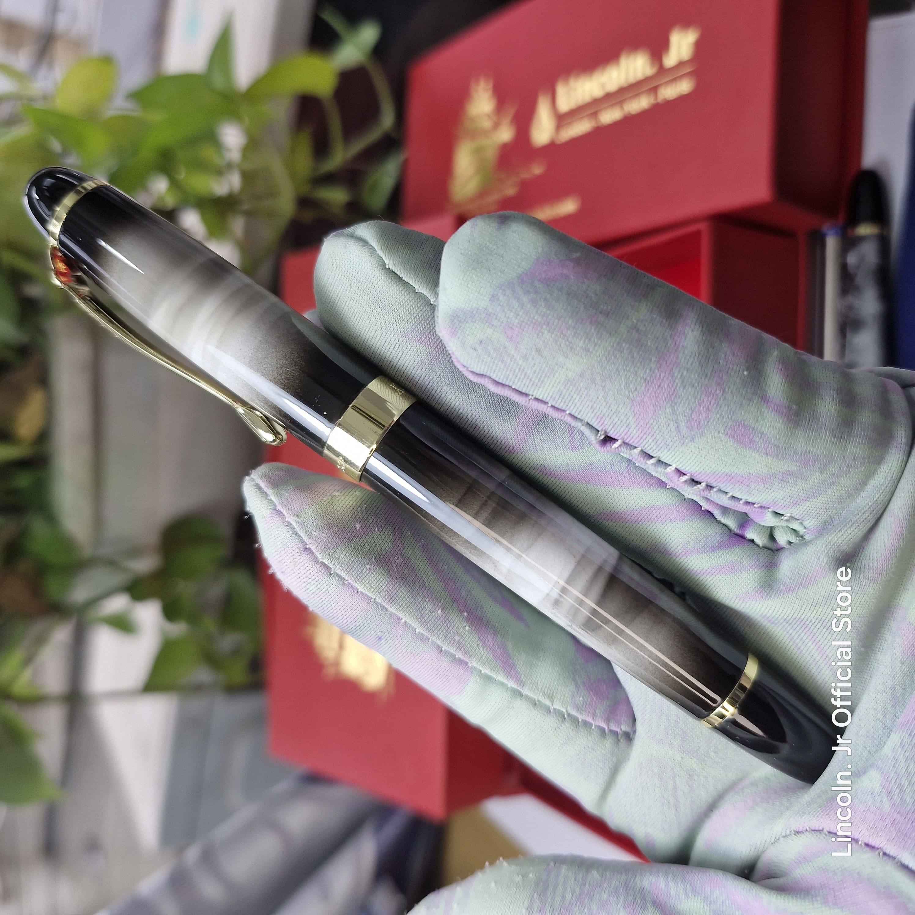 Bút ký Lincoln. Jr - Jinhao cao cấp, hoa văn nghệ thuật, mực đều ở mọi góc nghiêng