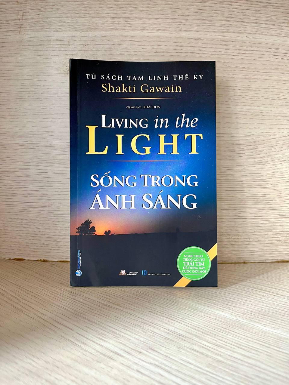 Tủ Sách Tâm Linh Thế Kỷ - Sống Trong Ánh Sáng - Vanlangbooks