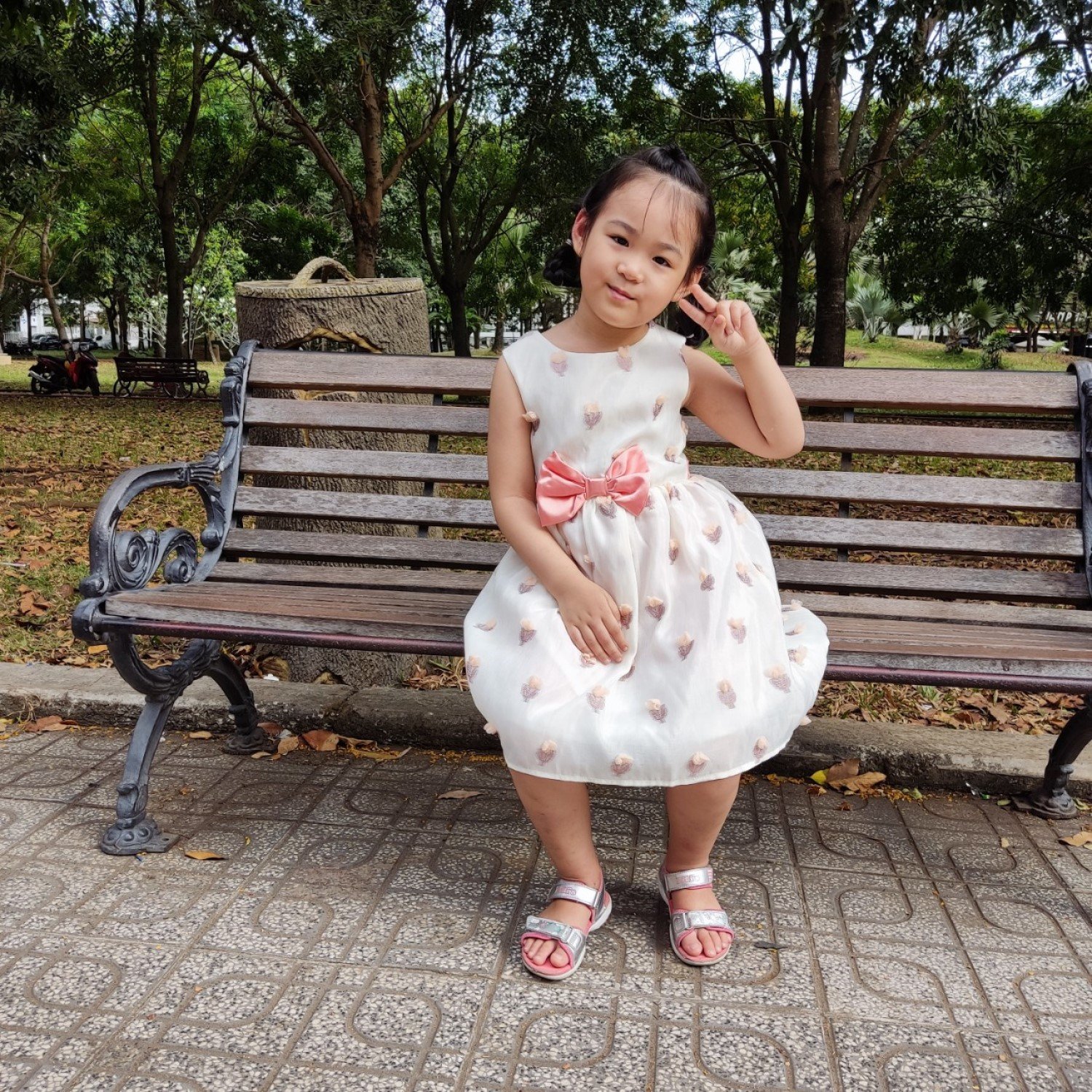 G00000114 Đầm bé gái vải xô hộp cao cấp 3D màu trắng đính nơ hồng