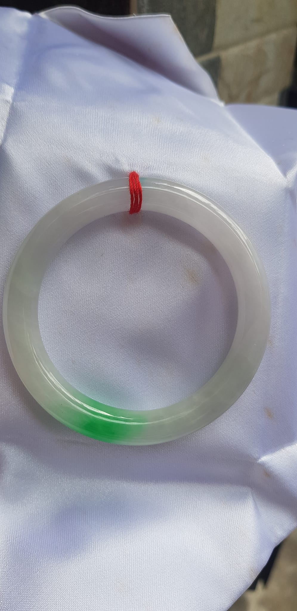 Vòng Cẩm Thạch tự nhiên Tr Lý Ni 52mm Vòng size 52mm x chột 8mm bóng đẹp màu trắng bóng điểm xanh lý tươi đậm đẹp 1 điểm nhấn của vòng xinh xắn lắm Nữ 50kg - 55kg kim mệnh thuỷ đeo hợp ạ