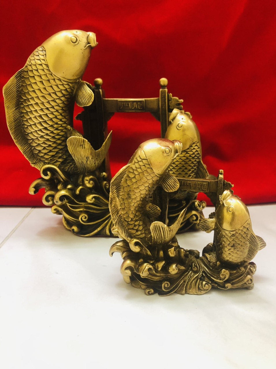 Tượng cá chép vượt vũ môn bằng đồng nguyên chât cao 12cm,vật phẩm phong thủy thăng quan tiến chức