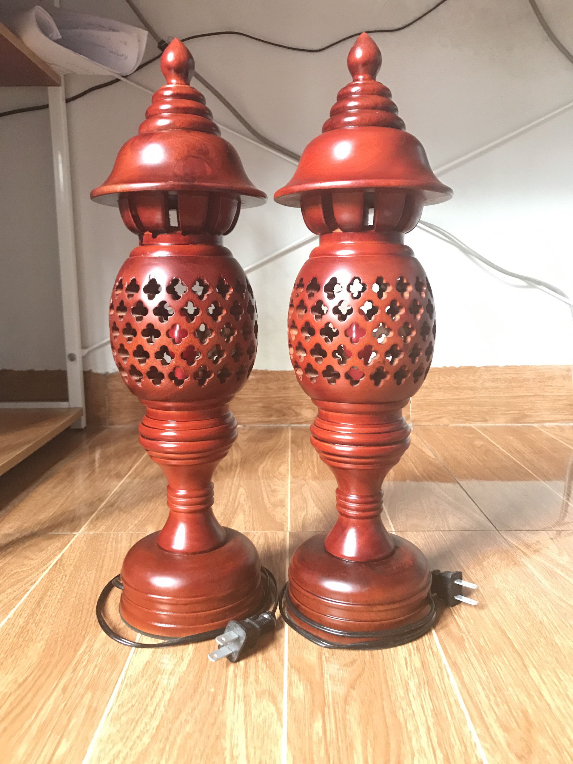 Bộ đôi đèn thờ gỗ xà cừ đỏ cao 41cm - Bao gồm bóng đèn
