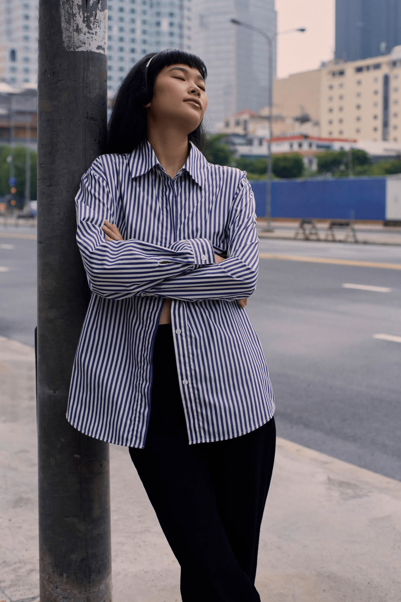 TheBlueTshirt - Áo Sơ Mi Nữ Phom Rộng Sọc Xanh Dương Đậm - Office Life Oversized Pocket Shirt - Bold Stripe