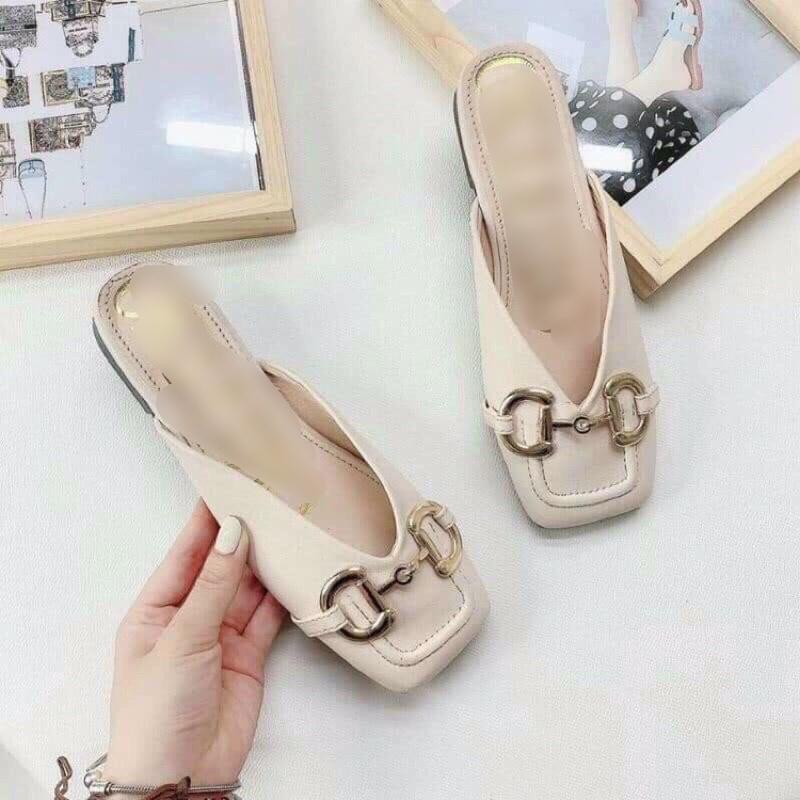 Giày sục da mềm khóa D