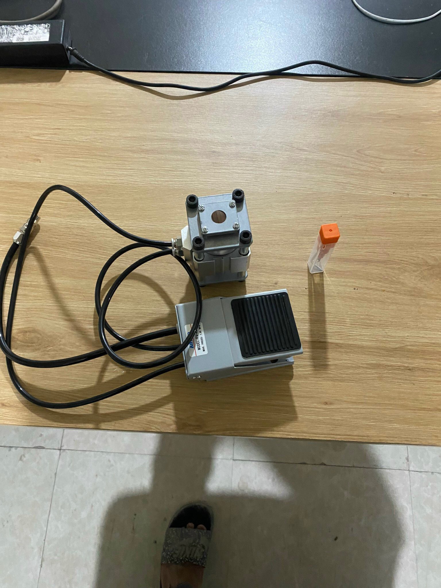 Máy đột dập che lỗ cam, lỗ vít ,. Máy dập nẹp, máy dập chỉ, máy dập nẹp nhựa