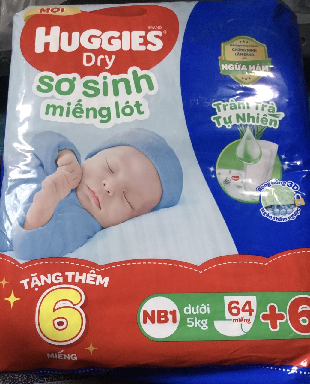 Mẫu mới tặng thêm 6 Miếng (Dùng Kèm Tã Vải Tam Giác)- Miếng Lót Sơ Sinh Huggies NB1 64 miếng Skin Perfect- Tã lót sơ sinh newborn Huggies- Hsd luôn mới