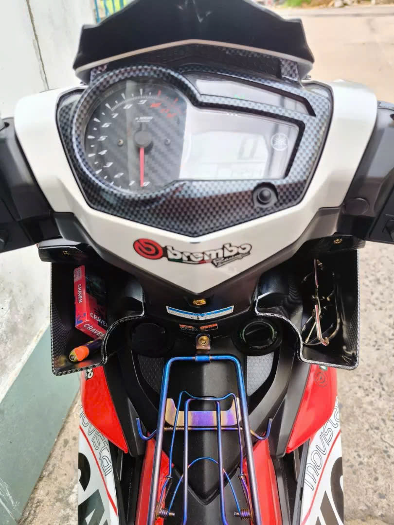 rổ đựng đồ sơn Carbon VÀ DEN NHÁM gắn Exciter 150