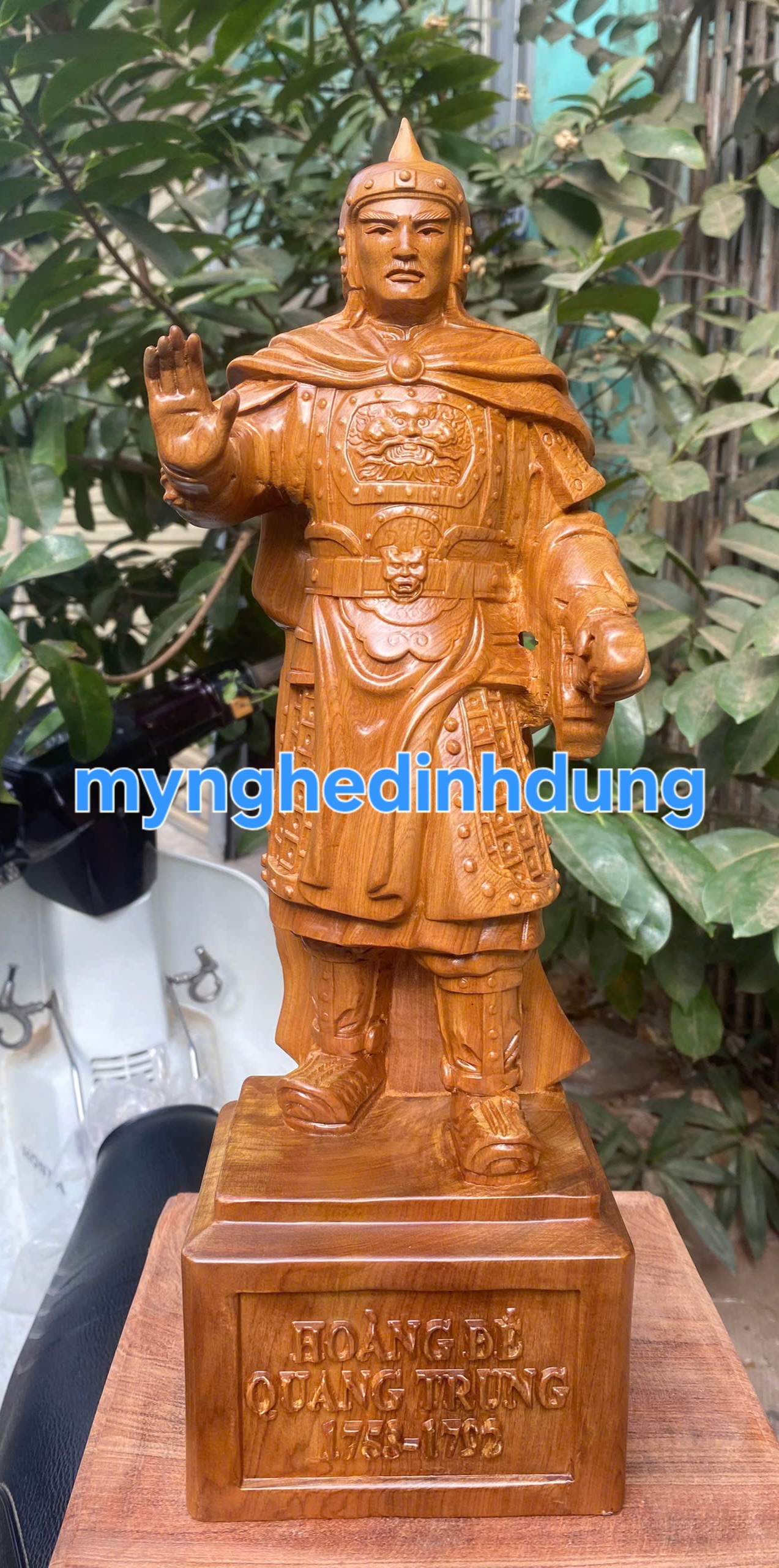 TƯỢNG HOÀNG ĐẾ QUANG TRUNG BẰNG GỖ BÁCH XANH THƠM NỨC KT CAO 20CM