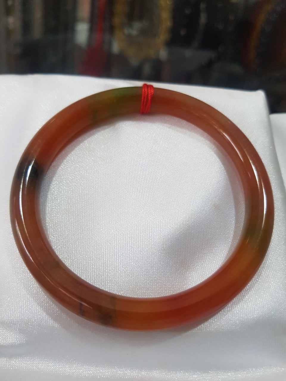 Vòng Mã Não Tứ Quý đỏ cam bóng Ni 55mm chột 7mm nặng 54kg đến 62Kg đeo đẹp là món trang sức tuyệt vời cho những cô nàng yêu thích phong cách thanh lịch và sang trọng ạ