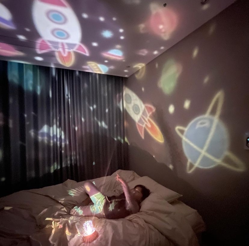 Đèn chiếu mini Mooas Wonderland Rotating Projector Melody Nightlight Made in Korea
