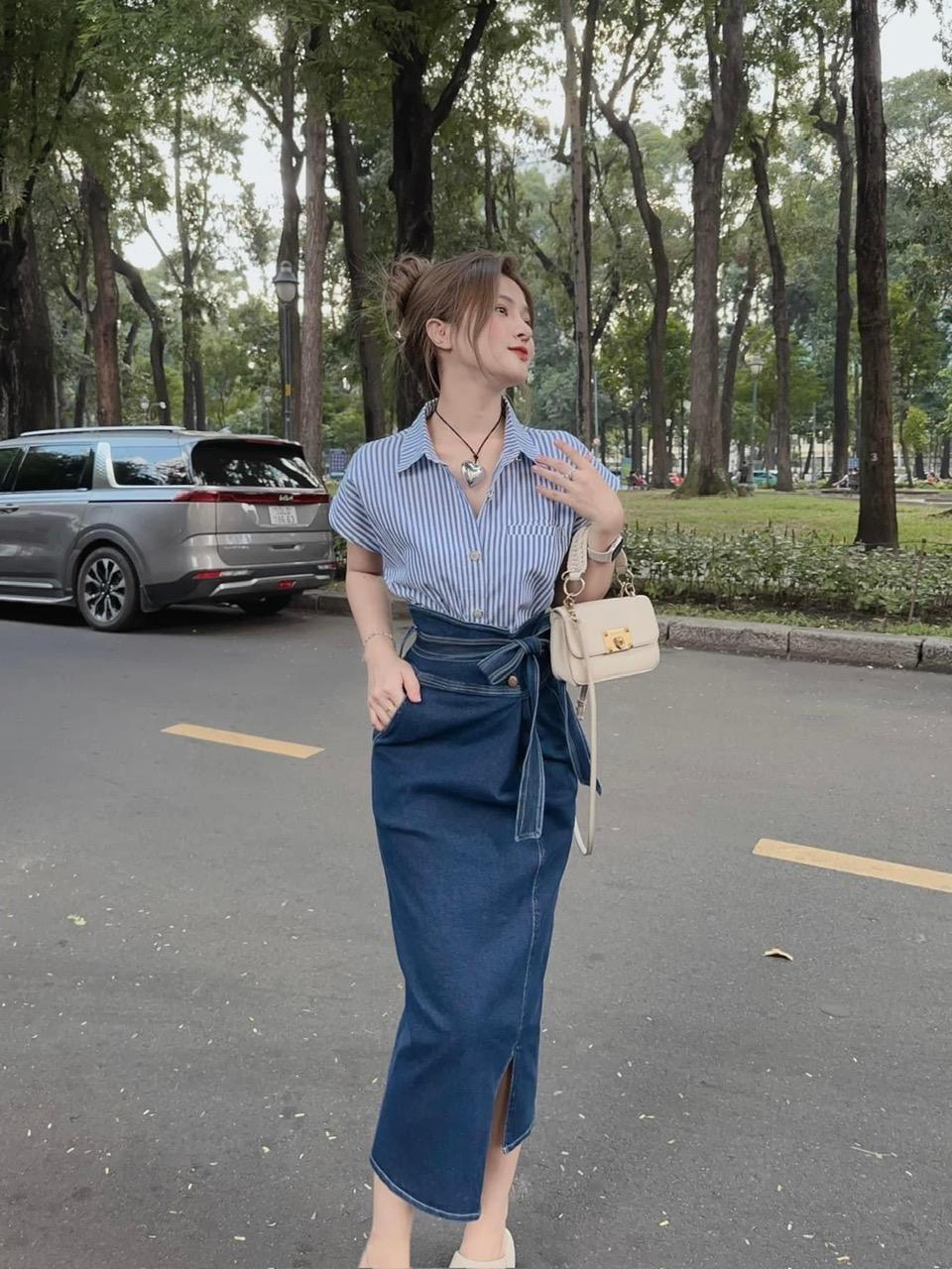 SET ĐI CHƠI, SET 2 MÓN ÁO SƠ MI KẺ PHỐI CHÂN VÁY JEAN DÀI KIỂU KÈM ĐAI CỰC SANG