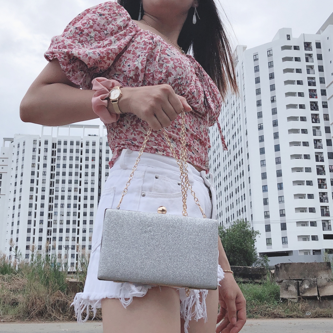 Vì dài dự tiệc, sự kiện, vỏ ngoài đính đá sang trọng, chất liệu nhôm cứng, đựng được điện thoại