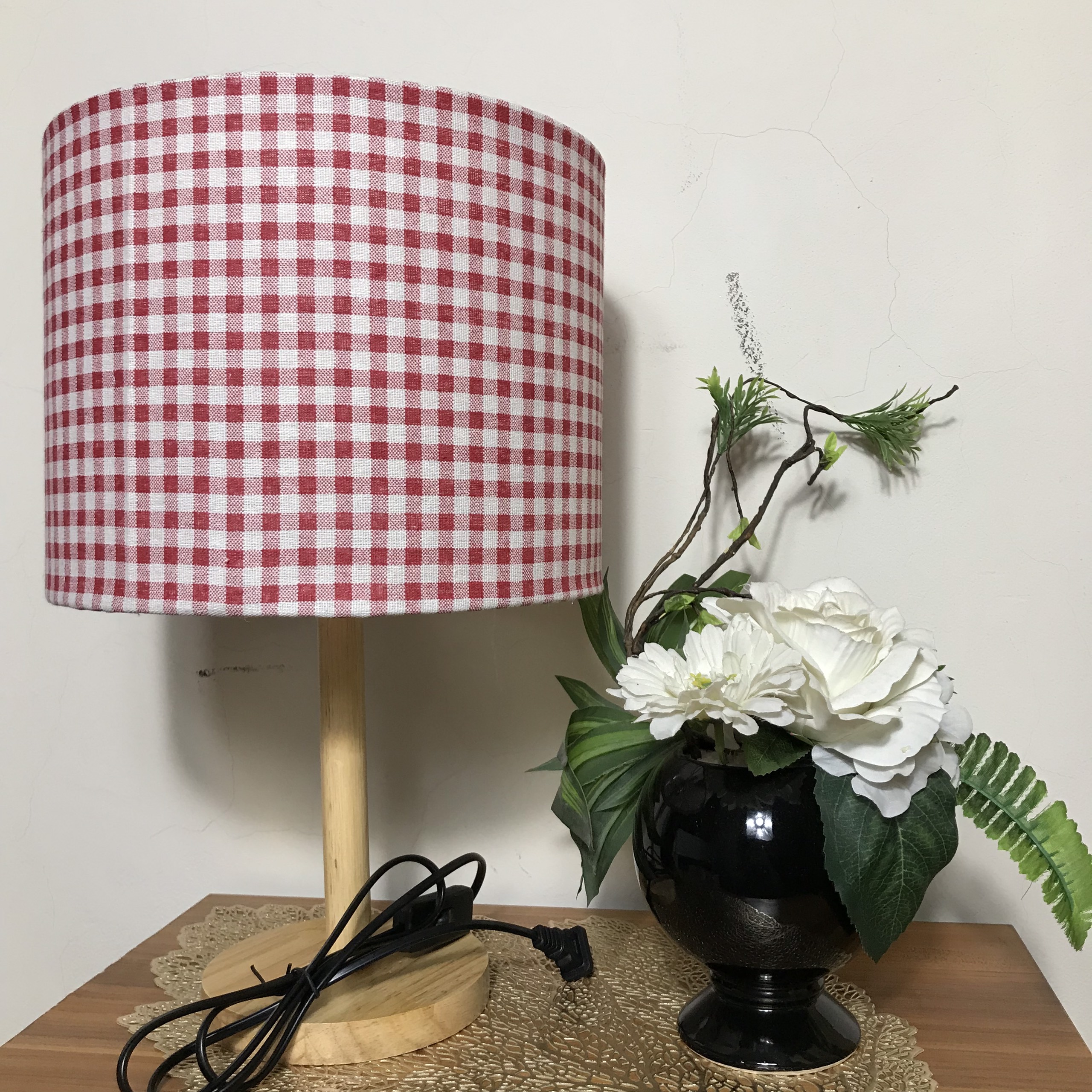 Đèn ngủ DB-A03 CARO ĐỎ, đèn bàn ngủ chân gỗ cao cấp, chao vải bố linen dễ thương, công tắc bật tắc, tặng kèm bóng