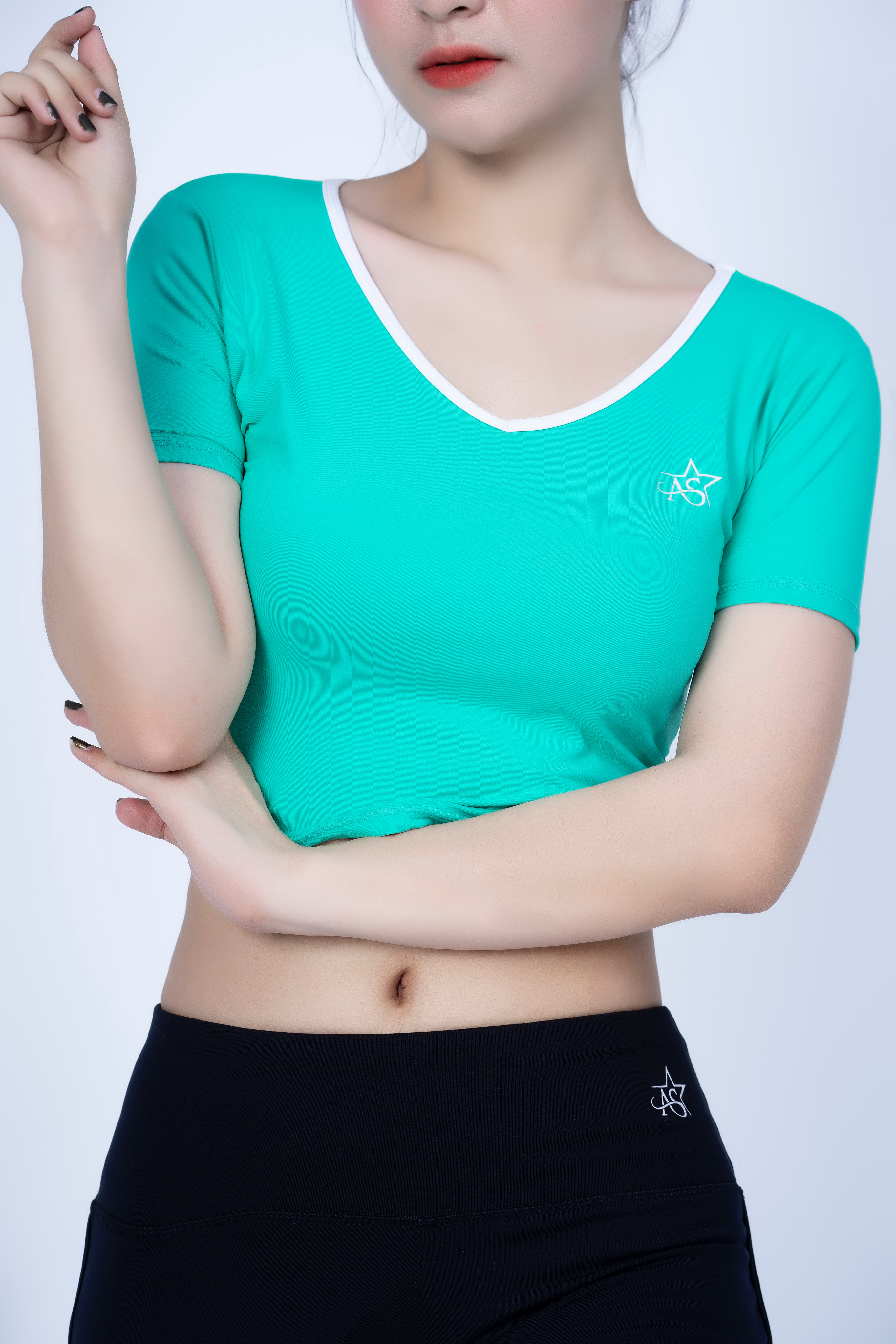 Bộ  thể thao nữ quần short chữ V áo croptop  có tay màu Xanh Ngọc - DN107