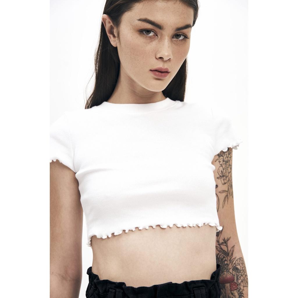 Áo croptop, màu trắng, viền xoắn tay &amp; thân áo, form ôm body, chất vải thun dày dặn, là min - RUFFLE HEM RIBBED CROPTOP