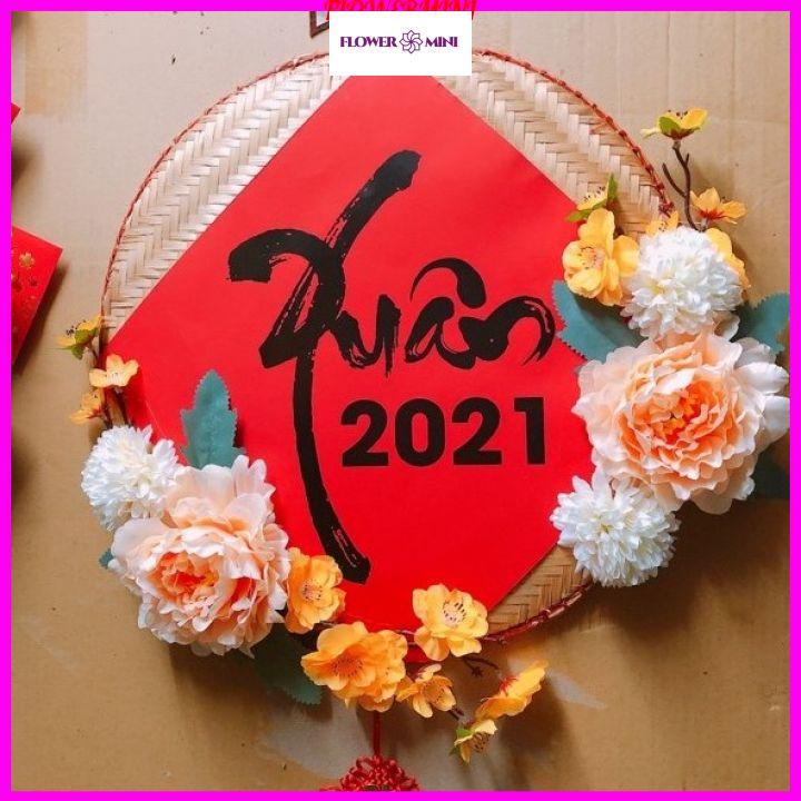 Mẹt tre treo tường trang trí Tết 2023 kèm chữ thư pháp và hoa lụa độc đáo đón năm mới may mắn, tài lộc Flowermini