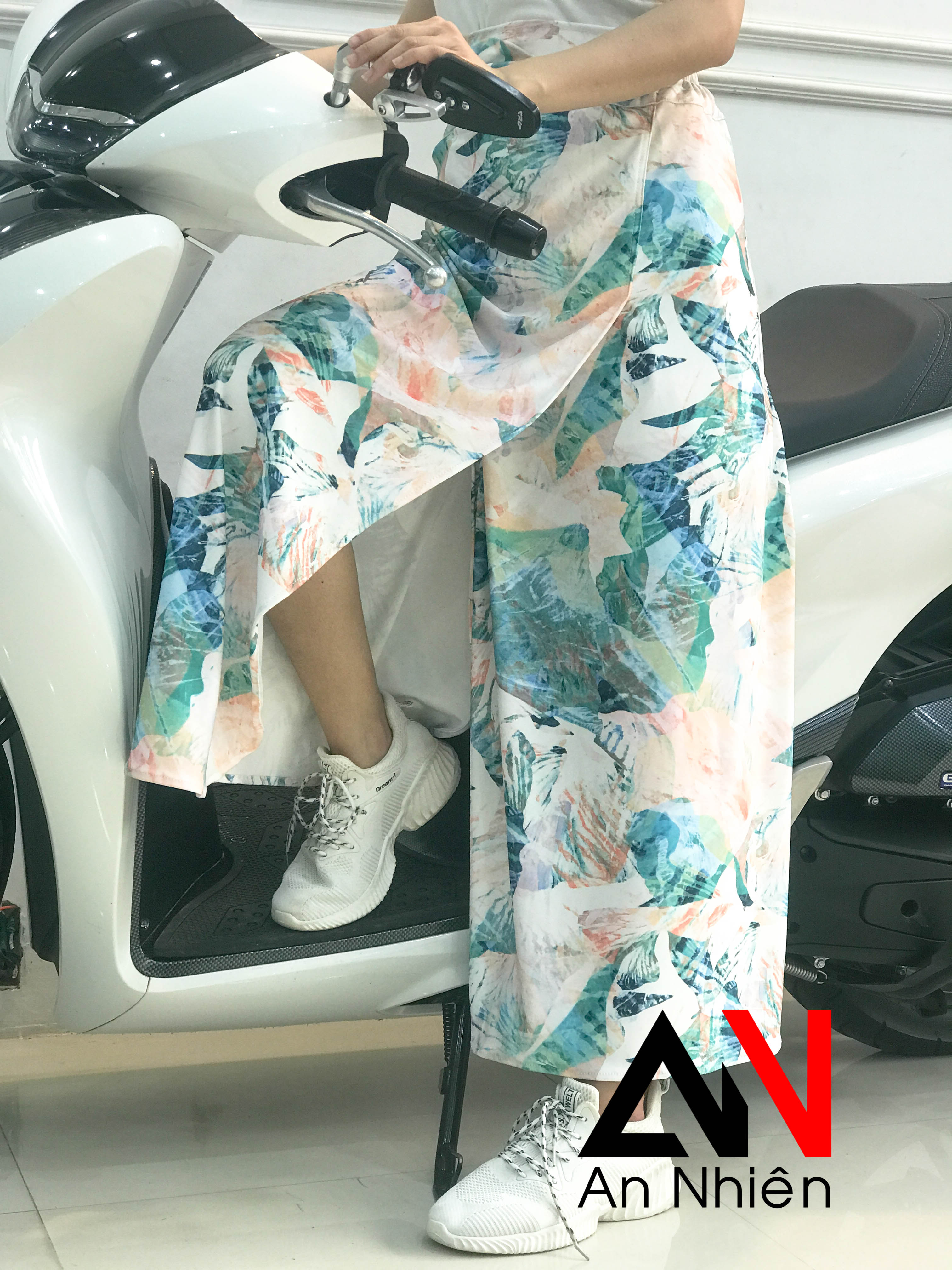 Váy chống nắng xẻ tà cố định bằng miếng dán kết hợp nút bấm chất liệu vải thun poli mềm mại co giãn tôt xòe rộng dài dưới tà váy có nút bấm cố định