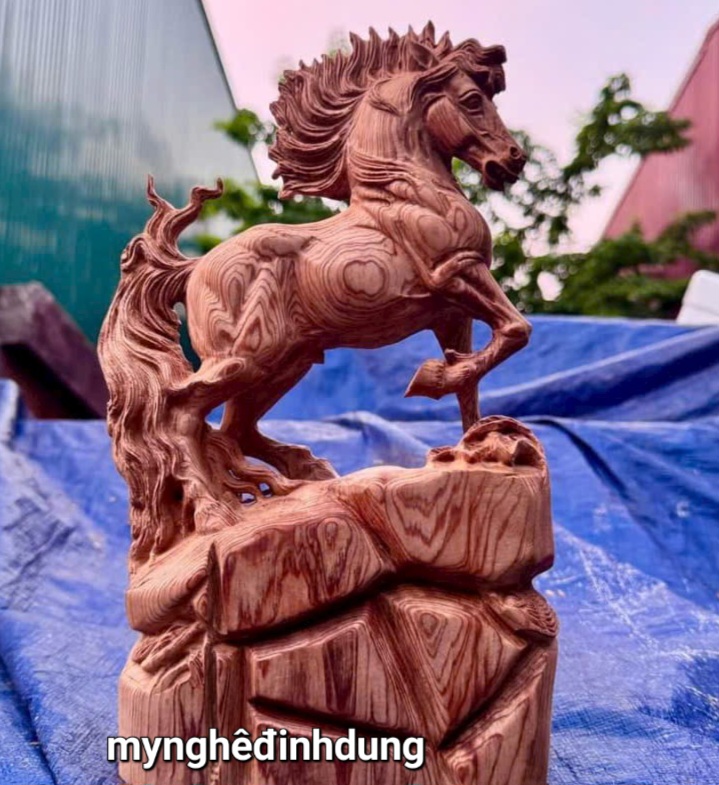 Tượng nhất mã thong dong bằng gỗ ngọc am thơm nức cao 40cm