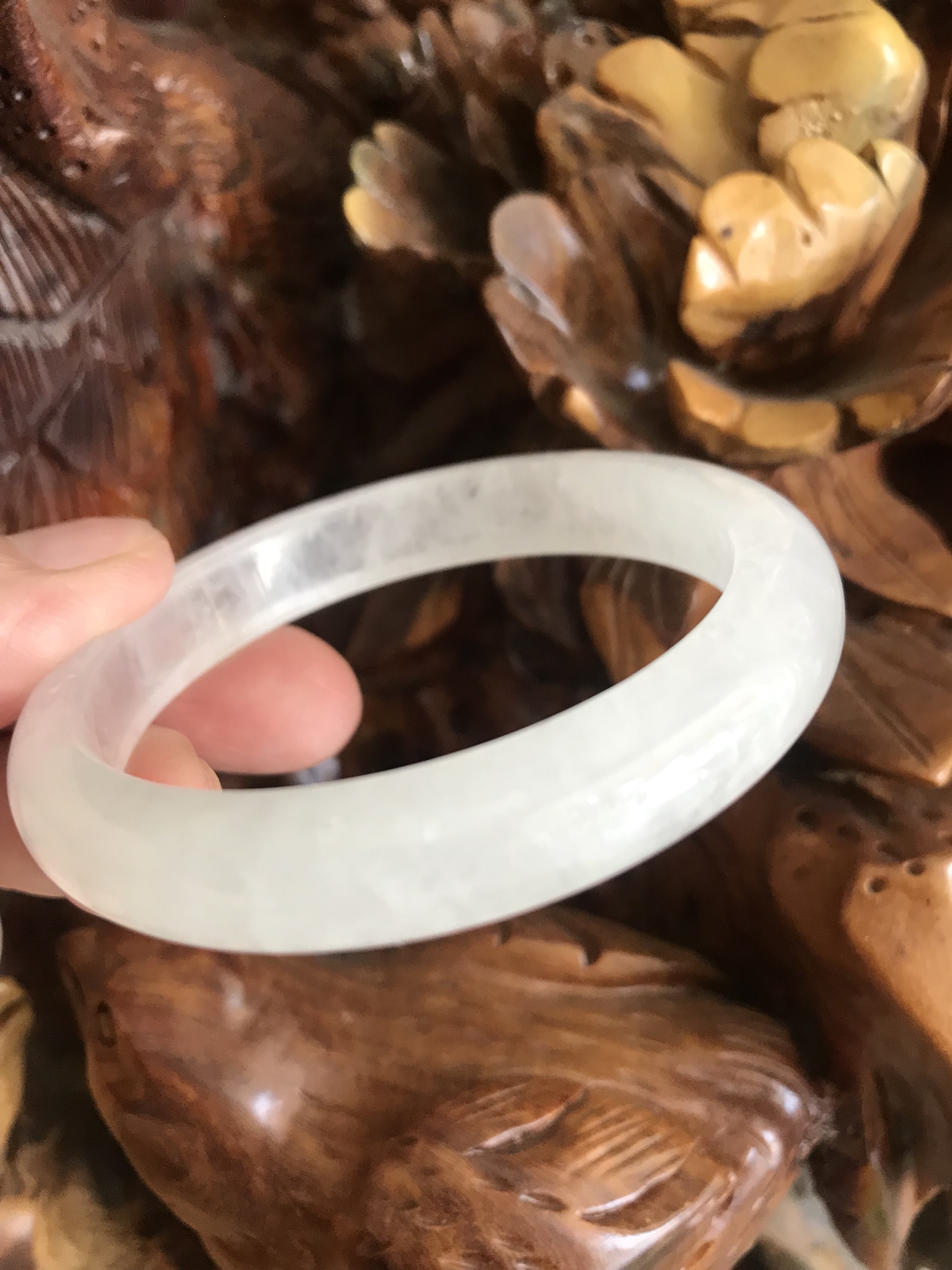 Vòng Thạch Anh Trắng Tự Nhiên Bản Hẹ Mới đẹp Ni 52mm Cao 10mm Dầy 7mm Màu trắng trong bóng đẹp Nữ mệnh Kim mệnh Thủy tay nhỏ đeo 45kg - 52 kg ạ