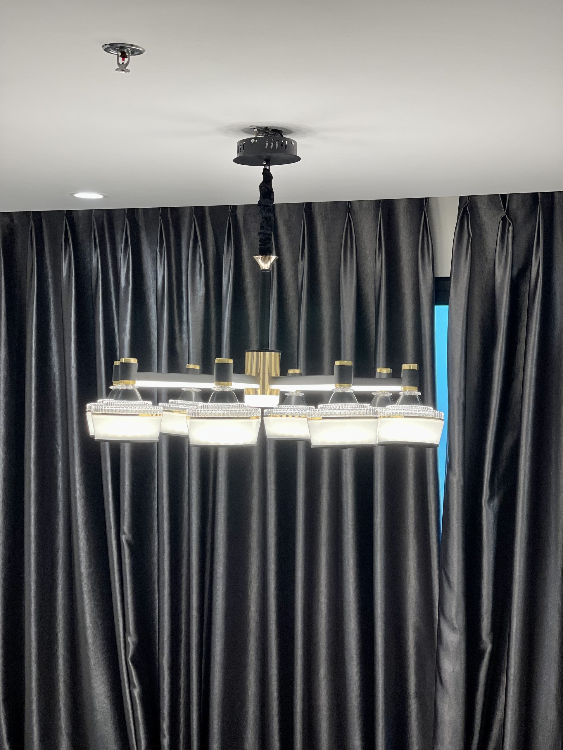 Đèn trần phong cách Châu Âu hiện đại với 8 bóng led DTLA004
