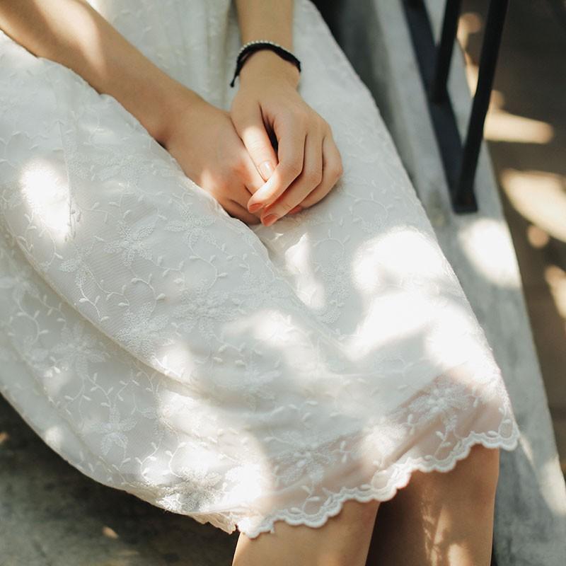 Váy hoa trắng tiểu thư