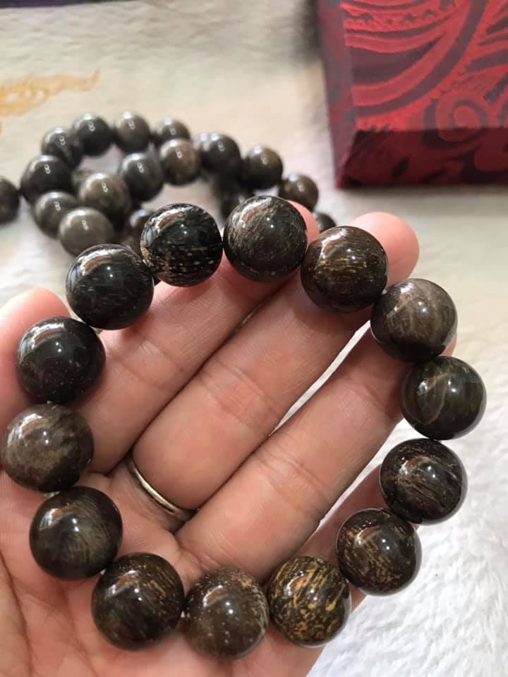 Vòng Gỗ Hóa Thạch Nam Đeo Tay Rất Đẹp Hiếm có hàng size 14mm Vòng size 14ly gồm 14 hạt vào cung nam đeo được hết ạ Màu Nâu Đậm Vân Gỗ Tự Nhiên Nam đeo Đẹp Sang Tay tốt rẻ ạ