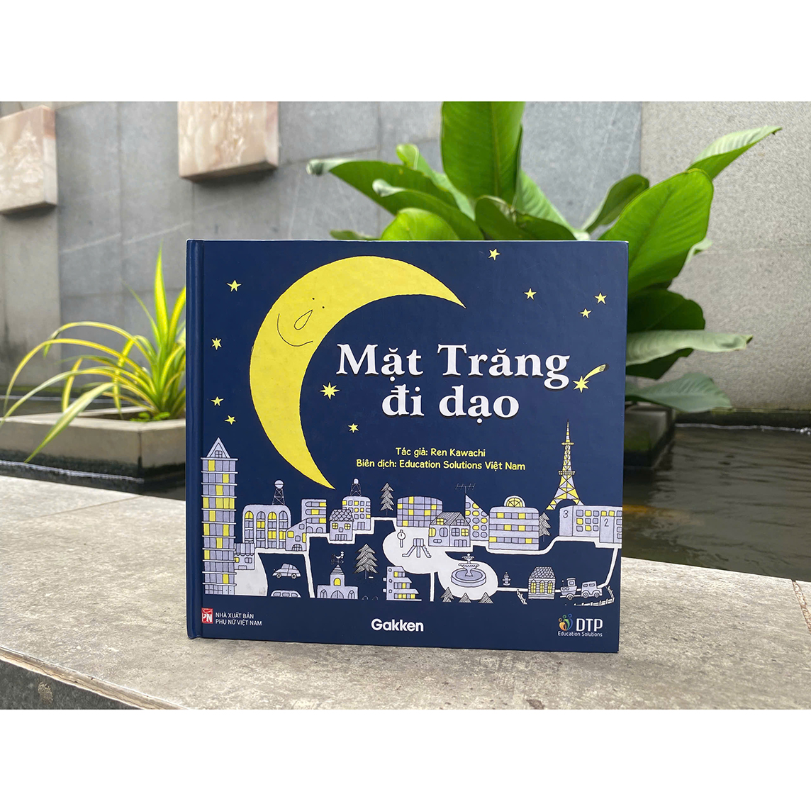 Sách Mặt Trăng đi dạo