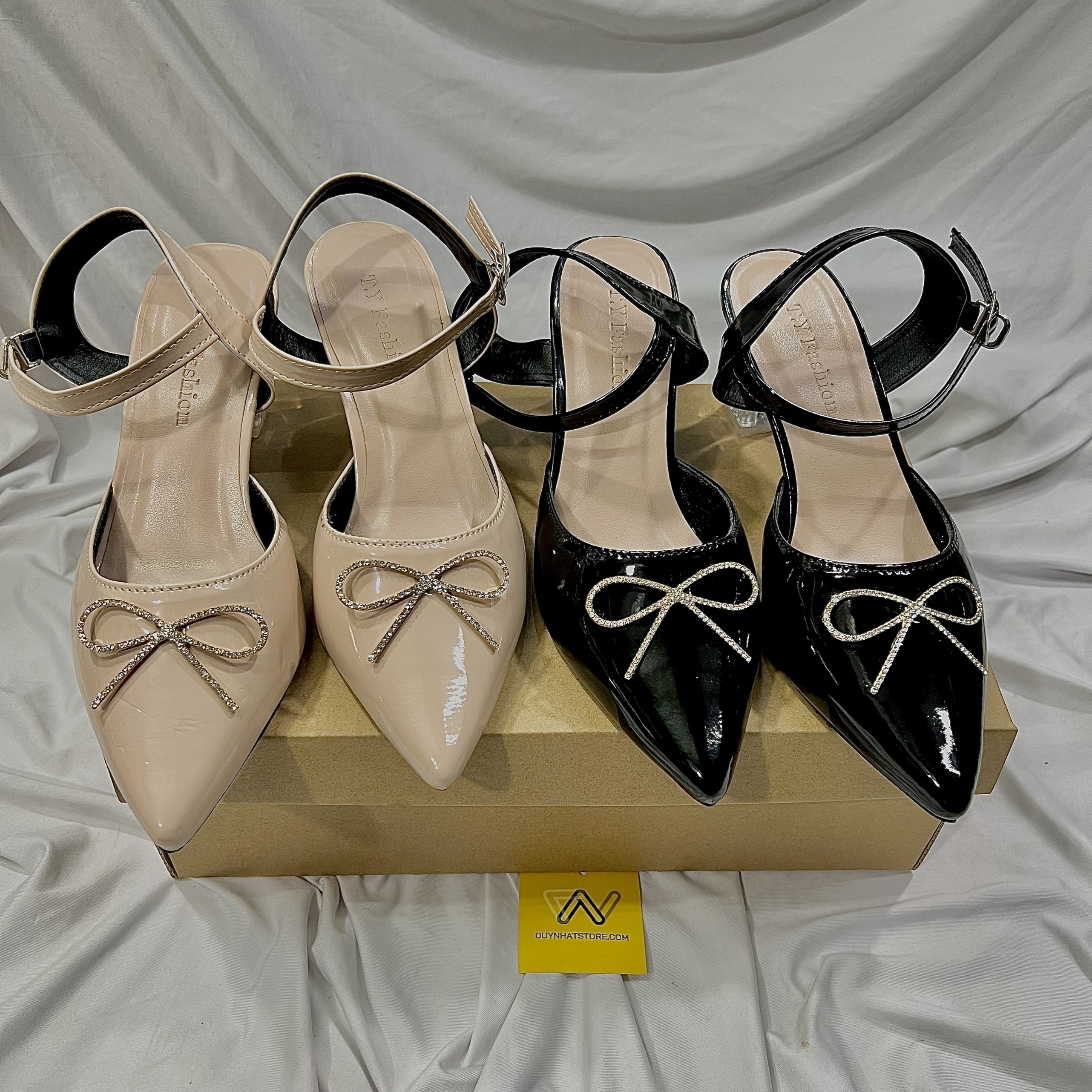 Giày Bít Mũi Sandal Khóa Nơ Cao Gót 7cm Giày Duy Nhật Store Phối Da Bóng Gót Trong Uzzang Trend Thanh Lịch Màu Đen Kem