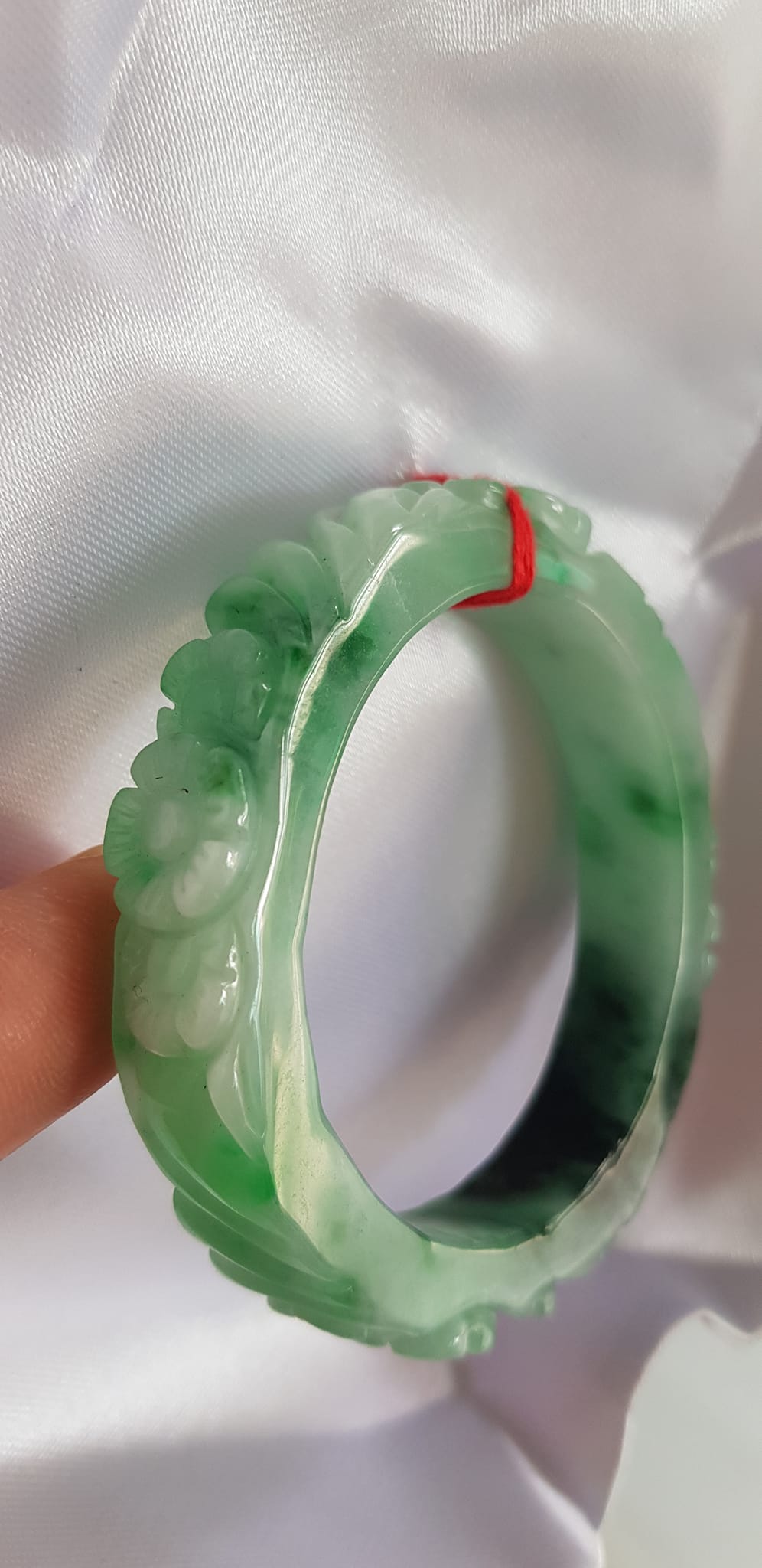 Vòng cẩm thạch tự nhiên chạm Bông Hoa Mai tròn mới đẹp tuyệt vời bản vuông Ni 48mm x cao 12mm x dầy 8mm 100% Đá cẩm thạch thiên nhiên màu Xanh ngọc bóng đẹp đều cả vòng điểm xanh sơn thủy đậm 1 góc thiệt đẹp Nữ 35kg - 48kg đeo ạ