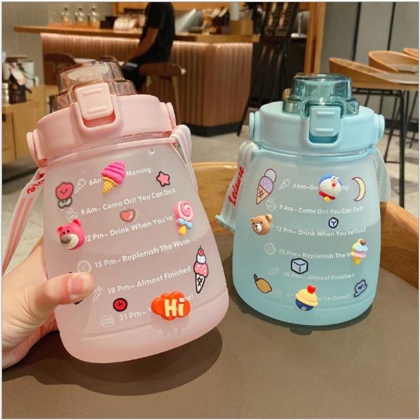 Bình Nước 1400ml Cute, Chia Vạch Khung Giờ, Nhựa Tritan Cao Cấp Với Màu 3D Siêu Chất ,Bình Nước Bụng Bự 3D TMBOOKS