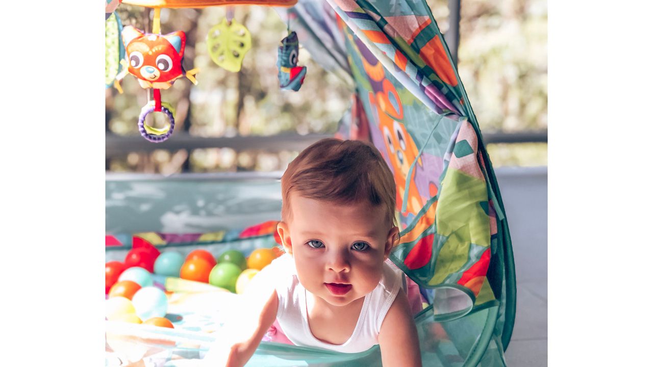 Lều Banh Có Đồ Chơi Treo Nôi Convert Me Teepee Playgro, Cho Bé Sơ Sinh Đến 24 Tháng Tuổi