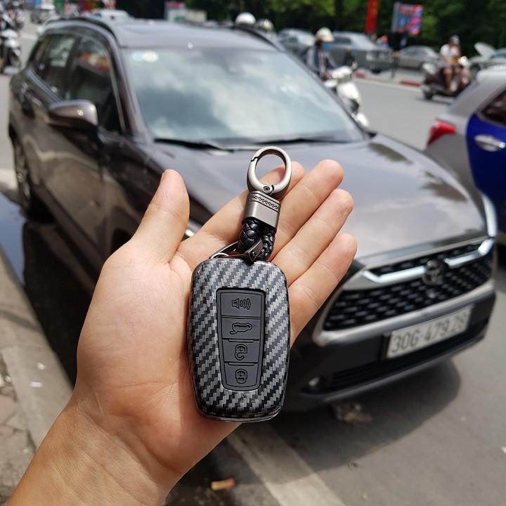 Ốp, bọc chìa khóa xe dành cho Toyota Corolla Cross nhựa ABS vân Carbon kèm móc đeo INOX