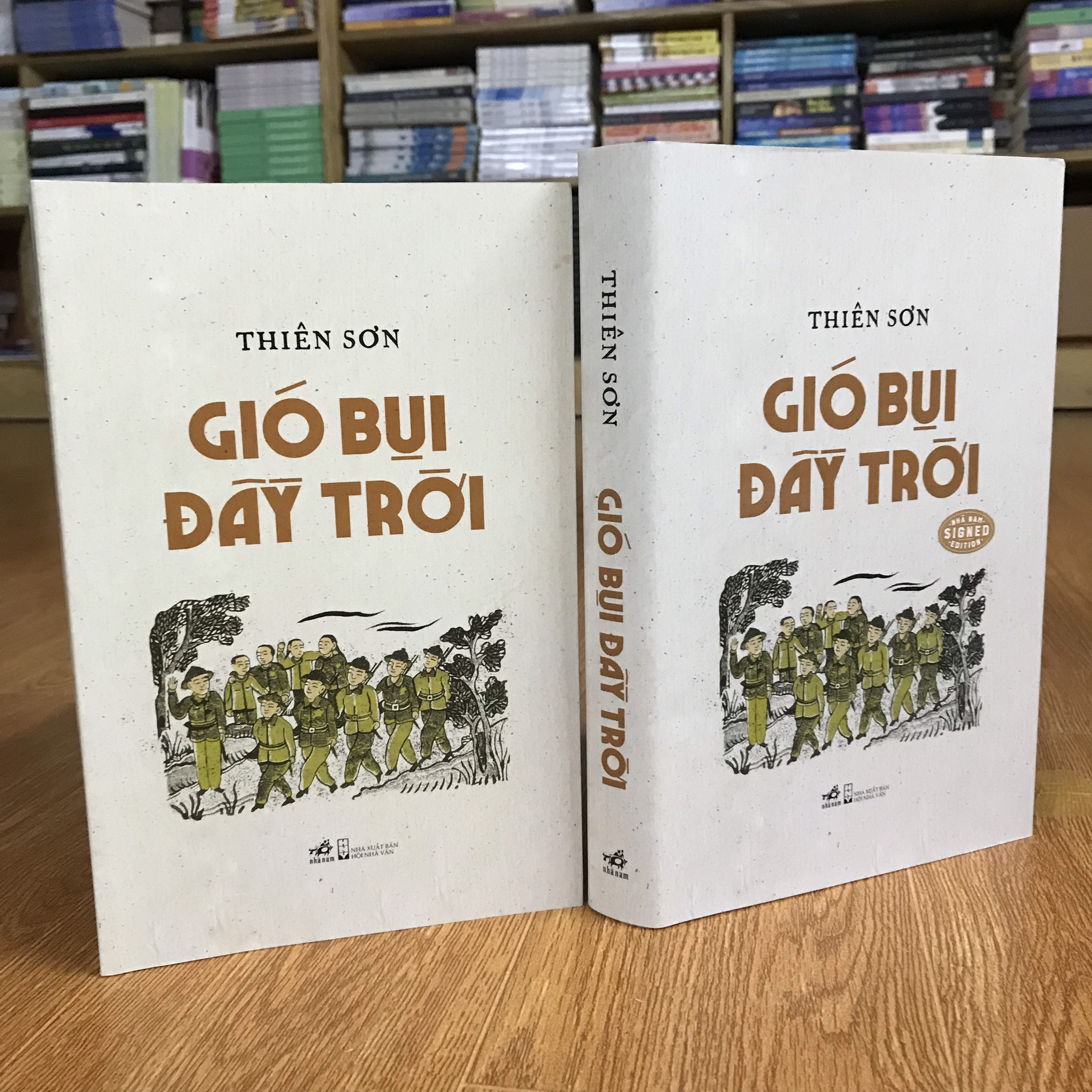 Combo tiểu thuyết lịch sử GIÓ BỤI ĐẦY TRỜI (bản bìa mềm + bản bìa cứng có chữ ký tác giả) tặng kèm bookmark