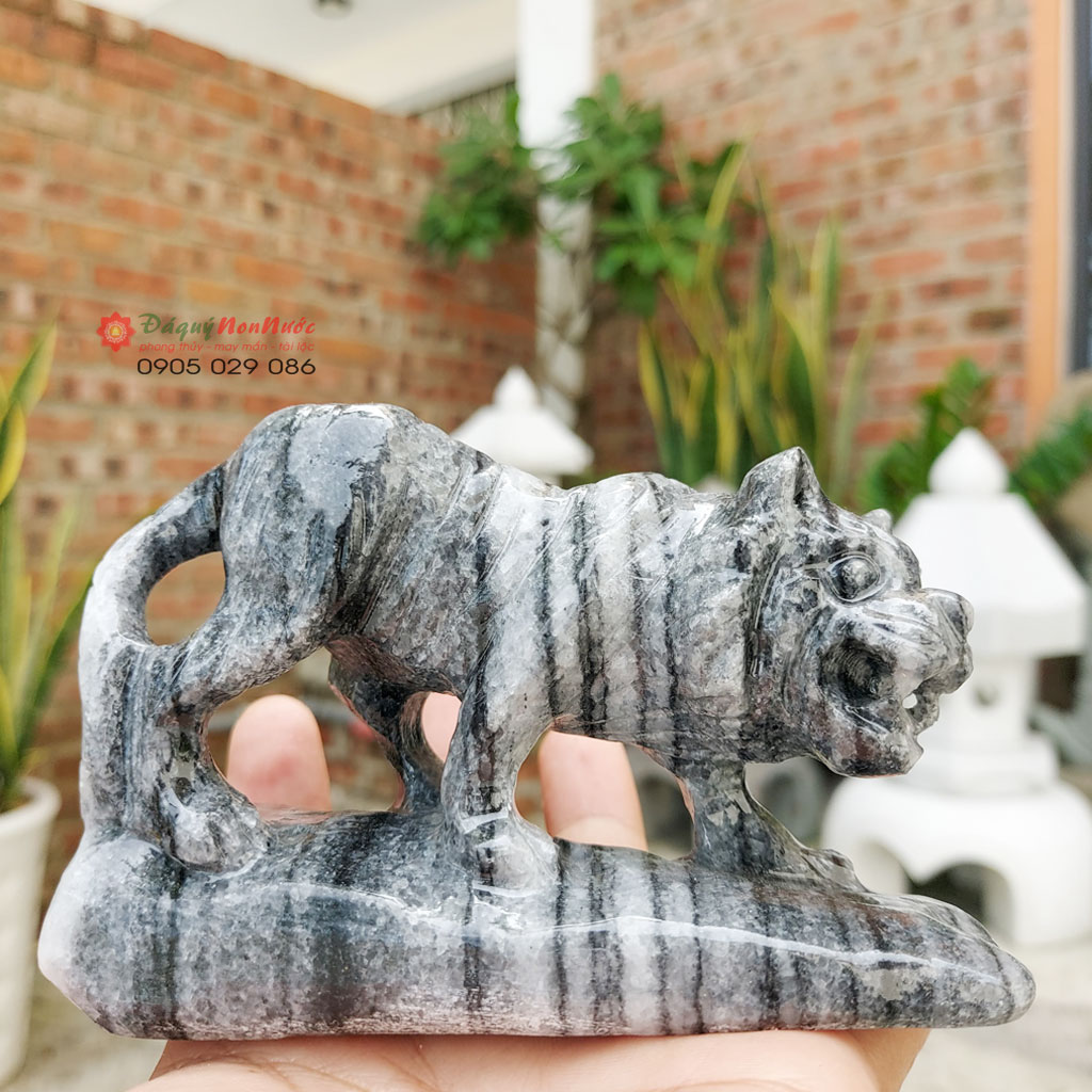 Tượng đá cọp 12 con giáp phong thủy đá đen 10cm đá Non Nước